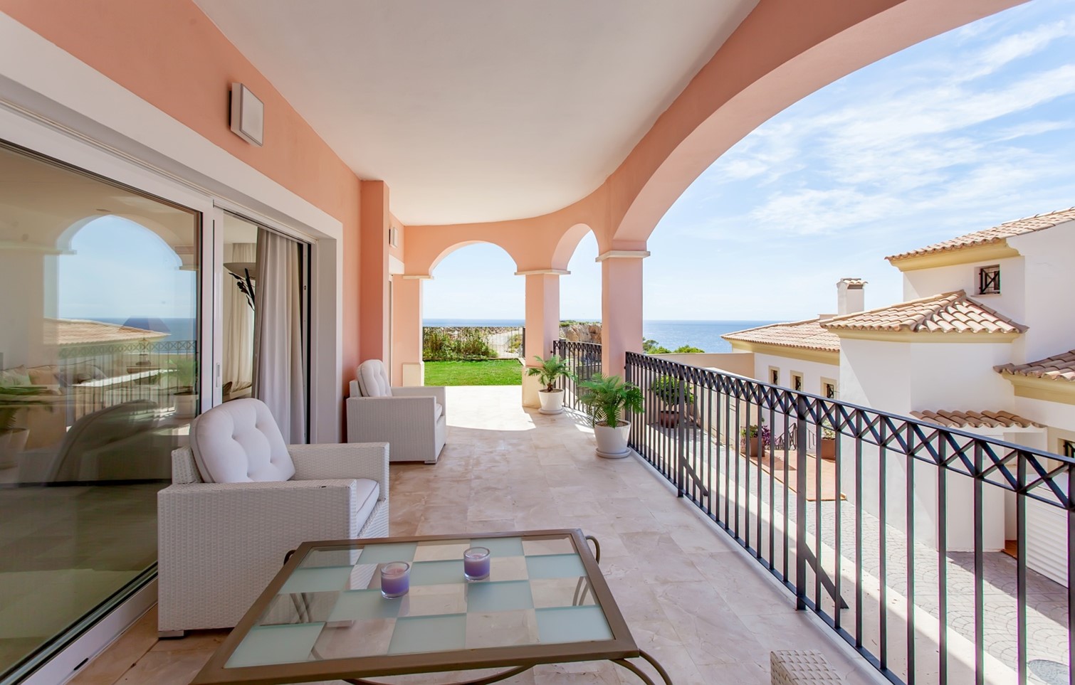 Puerto Andratx: Exclusiva planta baja de 3 dormitorios con jardín y vistas al mar