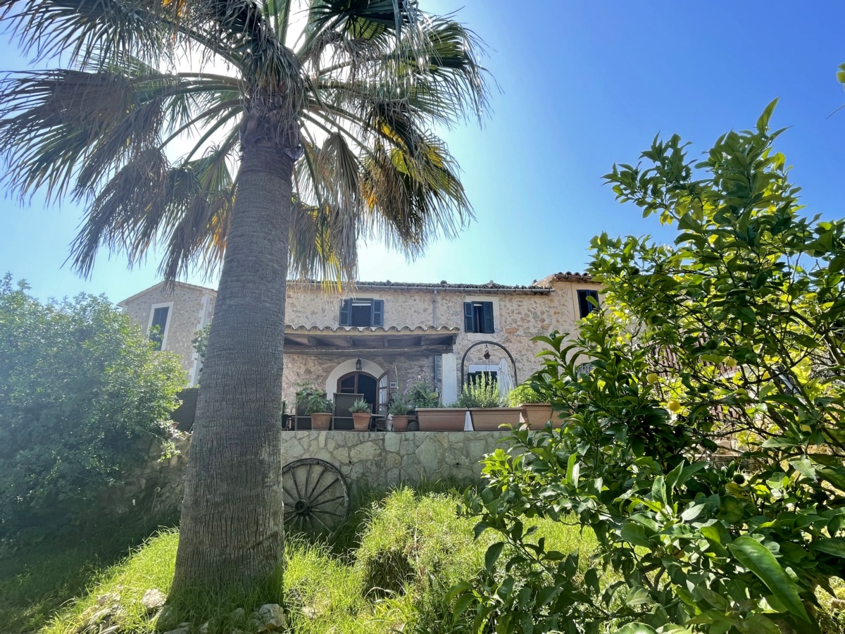 Es Capdella: Charming village house with large garden