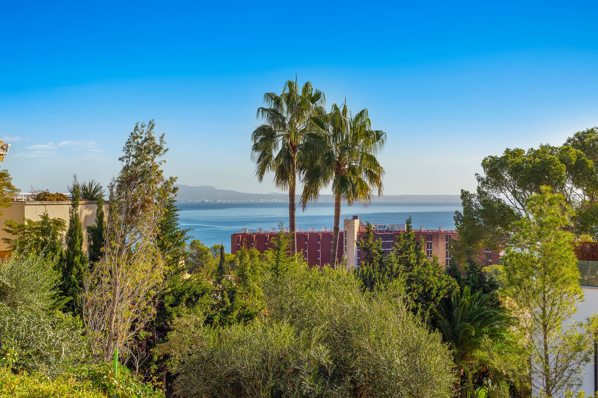 Cas Català: Spacious family apartment with garden and fantastic sea views