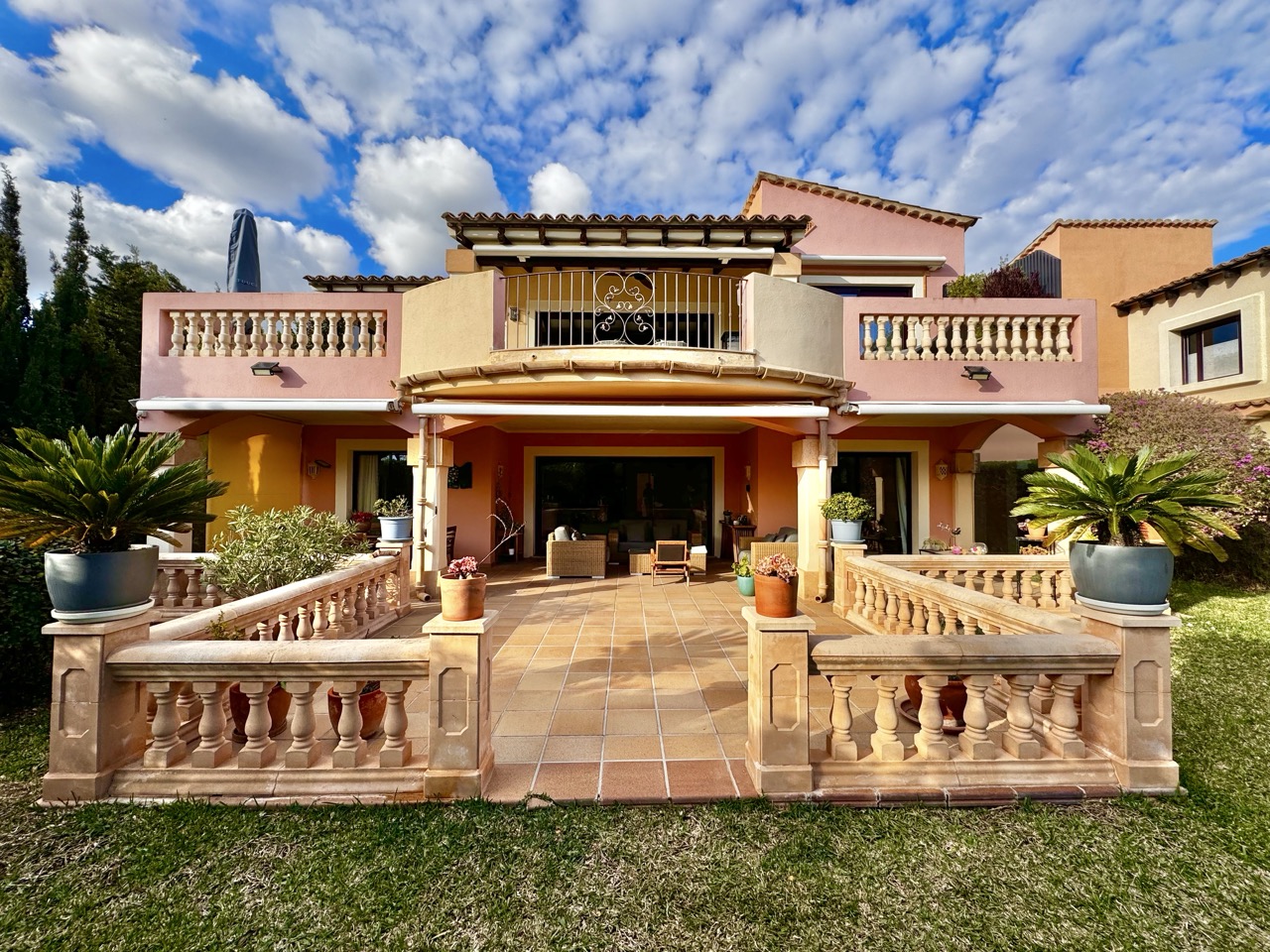 Prime Location in Santa Ponsa – Apartment with a Spacious Terrace and Golf Course Views