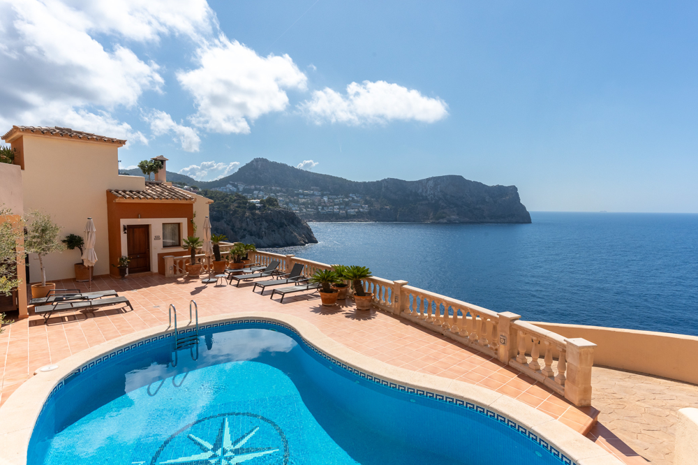 Unique opportunity in Port Andratx La Mola: Cozy chalet with breathtaking sea views